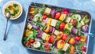 Vegan grillen: marinierter Zitronen-Kräuter-Tofu am Spieß