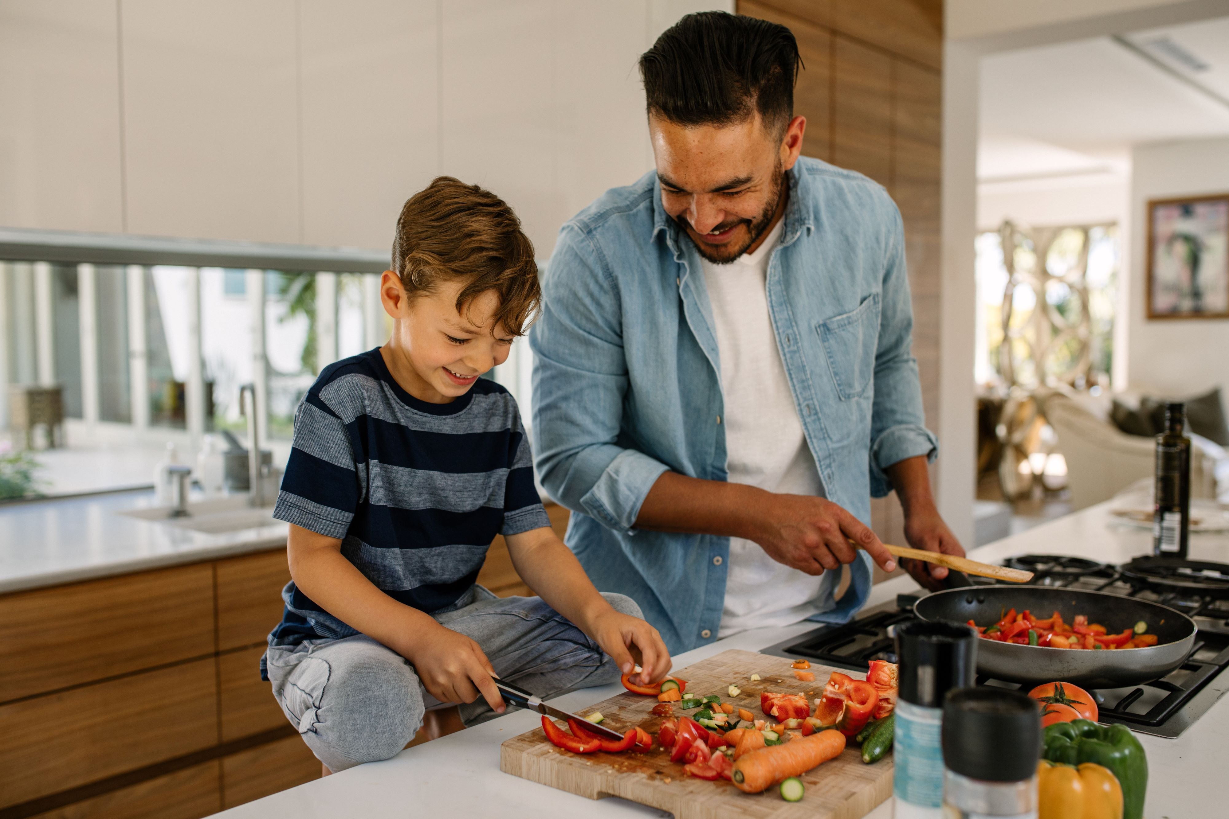 Vater kocht gemeinsam mit dem Sohn