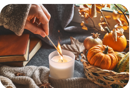 Herbstliche Dekoration mit Kerze