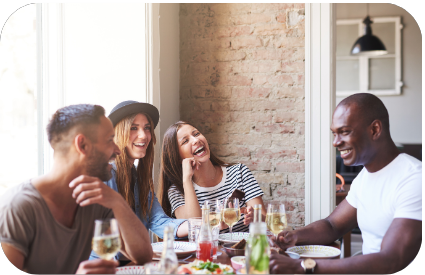 Freunde beim Abendessen