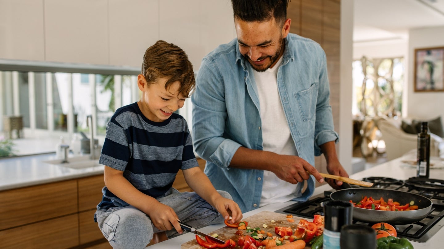 Vater kocht gemeinsam mit dem Sohn