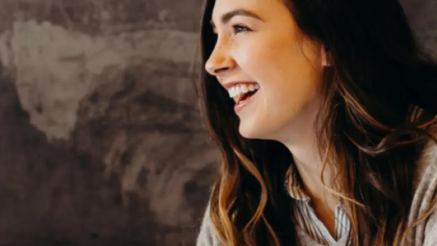 Frau am Tablet die lacht