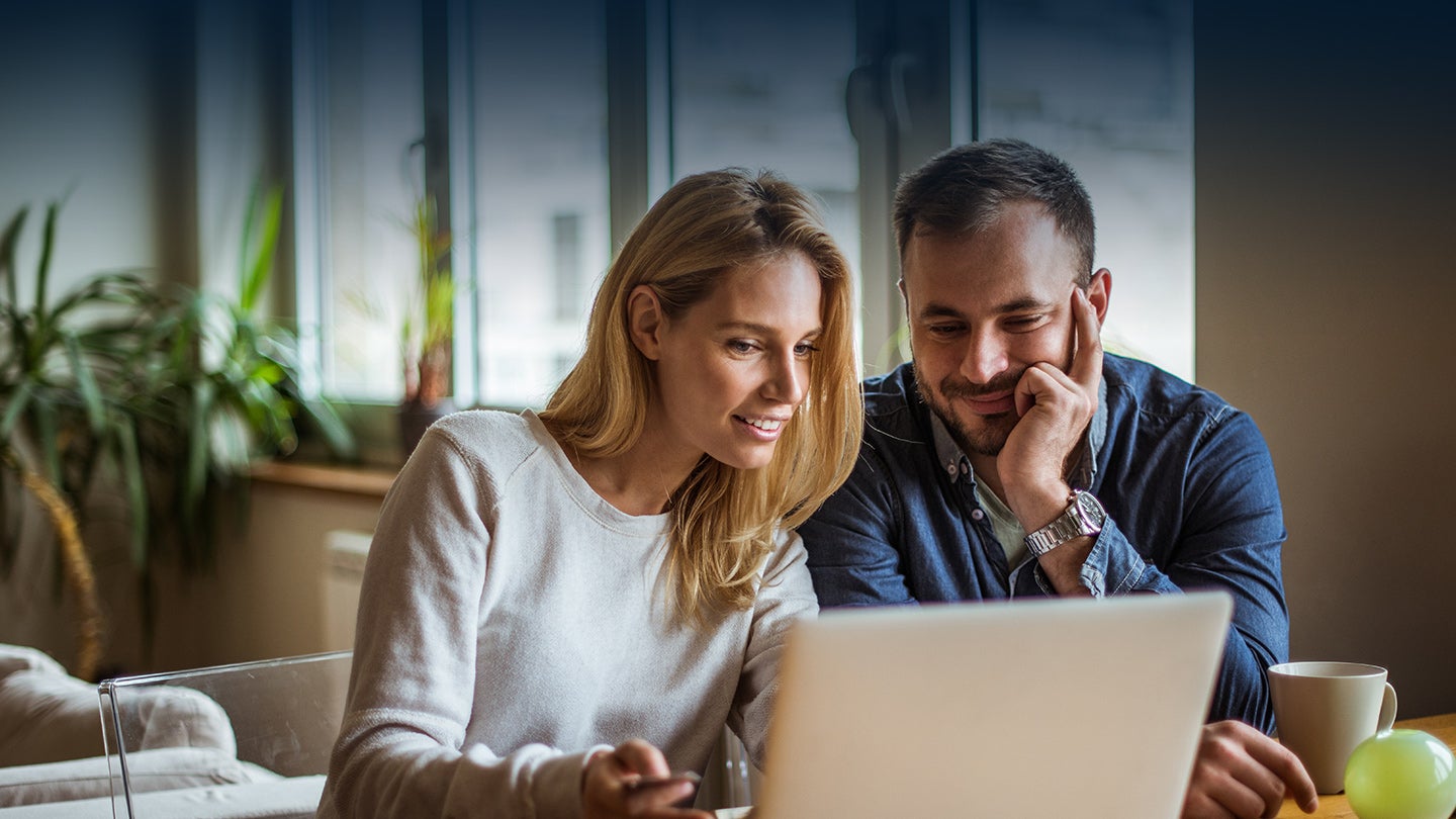 Frau und Mann schauen suchen eine Antwort auf die Frage: Wie kann ich Produkttester werden?
