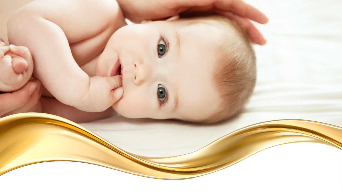 Baby liegt auf Decke