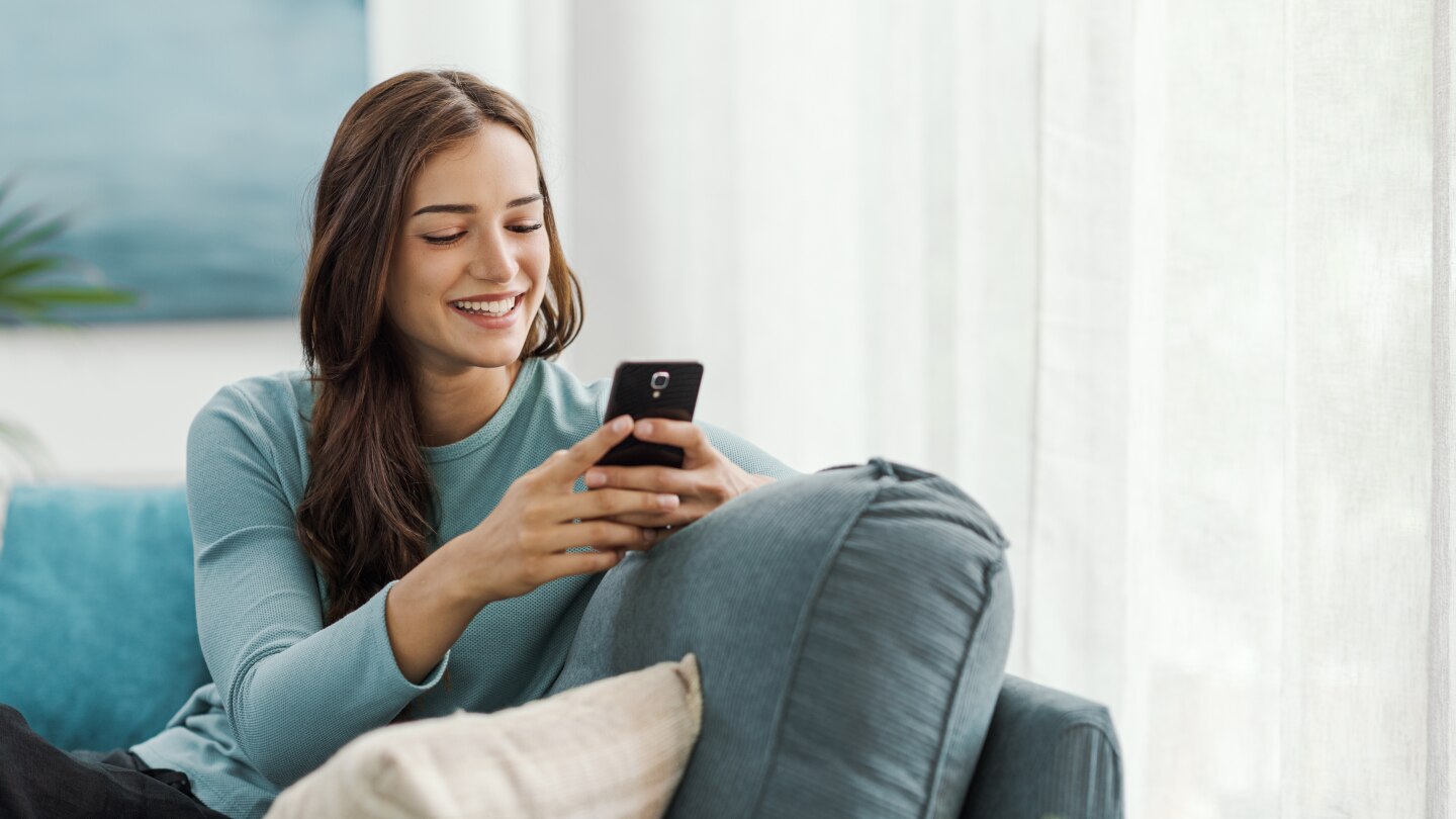 Frau am Handy nimmt an einer Umfrage Teil