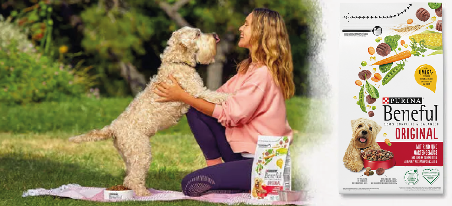 Frau mit Hund und PURINA Beneful