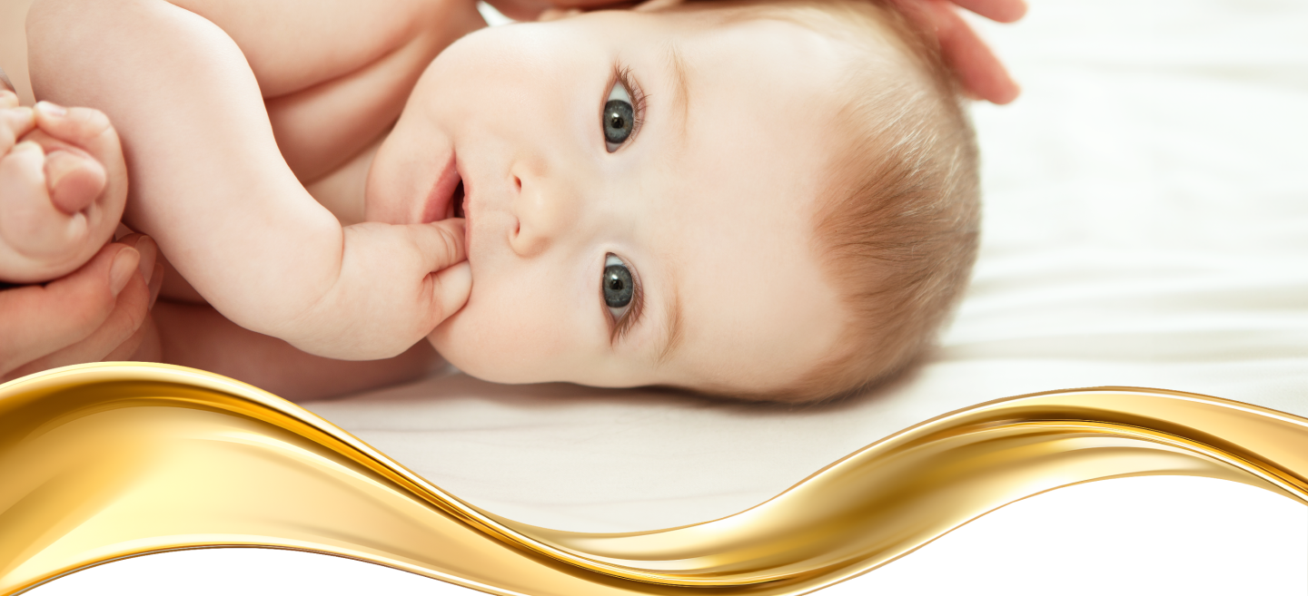 Baby liegt auf Decke